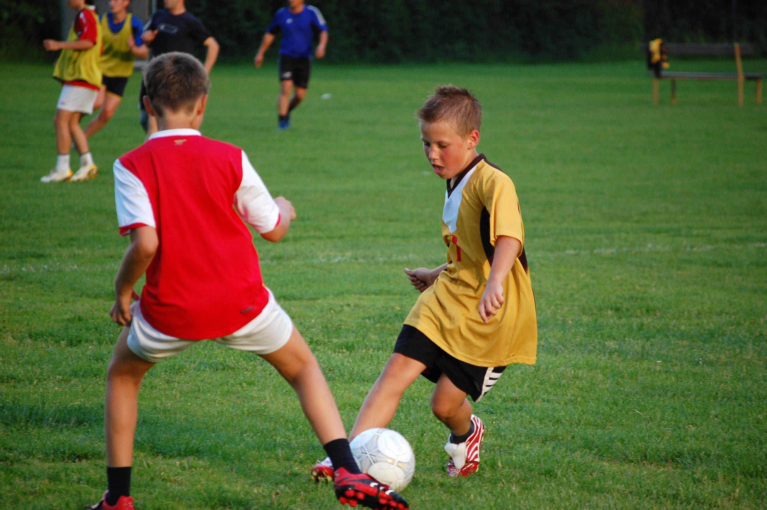 Учимся играть футбол. Дети играющие в футбол. Мальчик футбол. Детский футбол. Ребенок с футбольным мячом.
